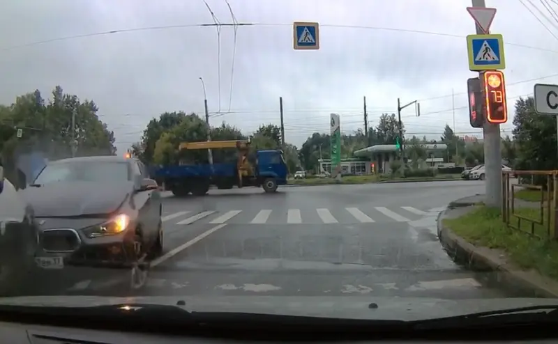 БМВ протаранила легковушку на перекрестке в Иванове — четверо пострадавших