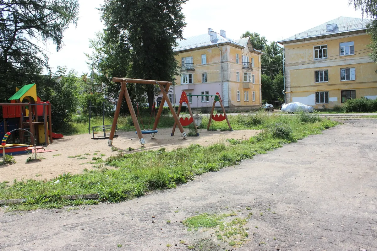 Кинешма меняет в сквере Фабрики №2 ограждения и асфальт