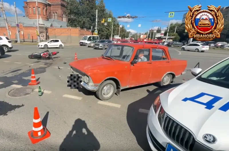 На Шереметьевском проспекте «Москвич» протаранил мотоцикл на красный