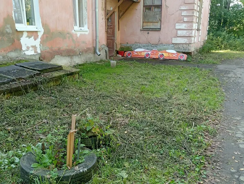 В Иванове на улице Поселковой навели порядок с травой