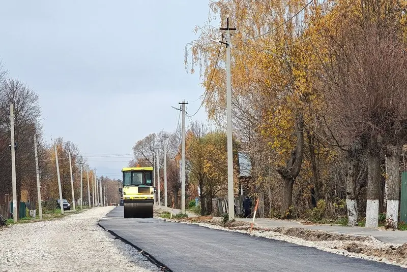 В Юже на Арсеньевке начали укладывать новый асфальт