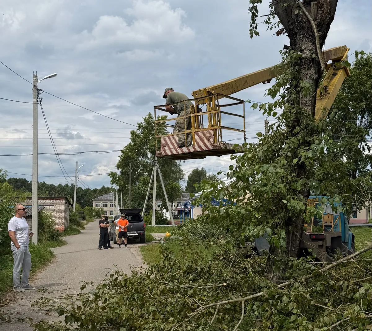 В Новоталицах Ивановской области сносят аварийные деревья 