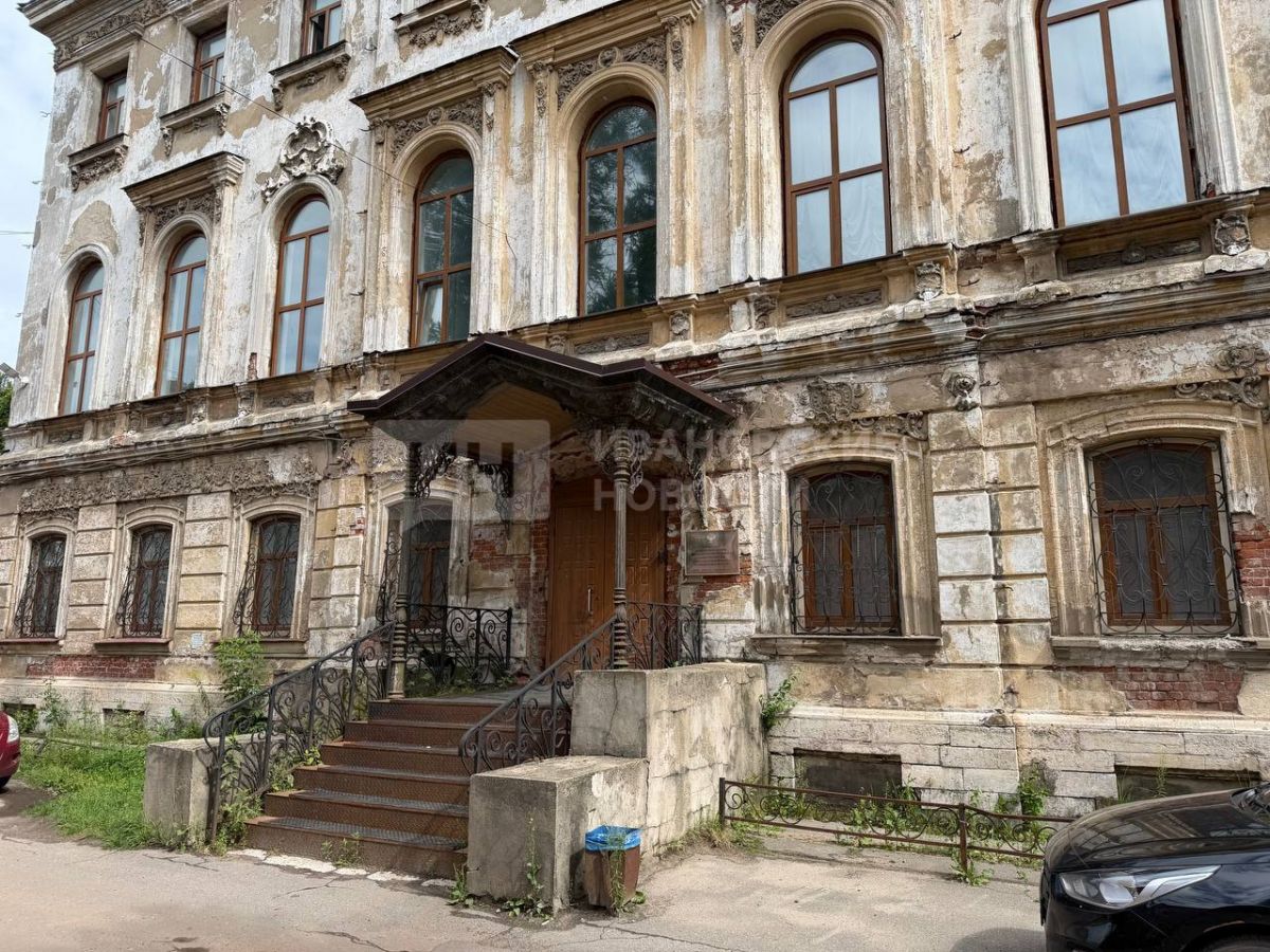 В Иванове рухнул столб из-за аварийного дерева