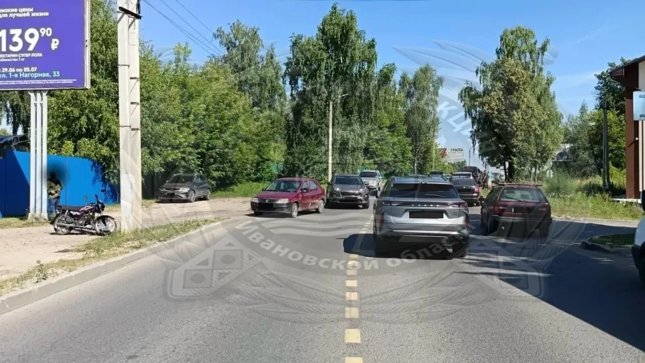 В Шуе водитель «Рено» сбил мопедиста при повороте
