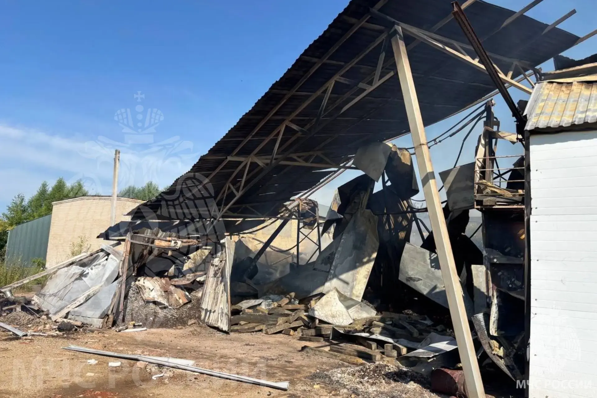 В Родниках огонь уничтожил склад на 800 квадратов