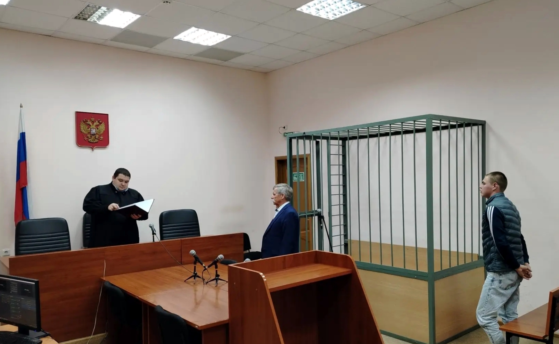 Вичужанин заплатит 100 тысяч за удар полицейского и мат
