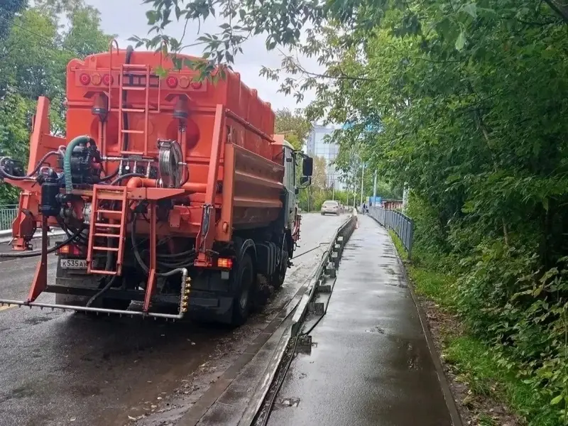В Иванове остановки и мосты отмывают до блеска — фото 3 из 4