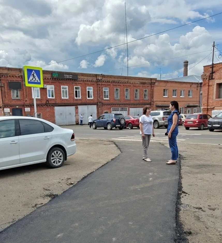 Наволоки обновили тротуар для работников хлопчатобумажного комбината