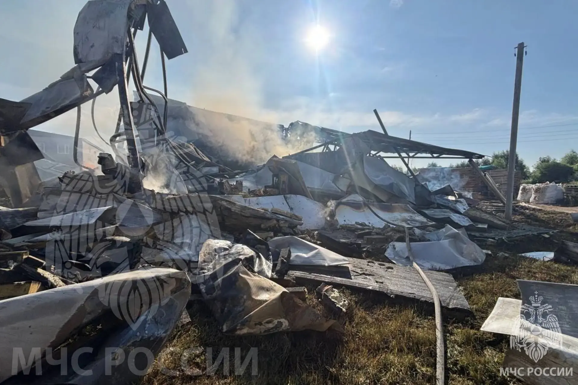 В Родниках огонь уничтожил склад на 800 квадратов