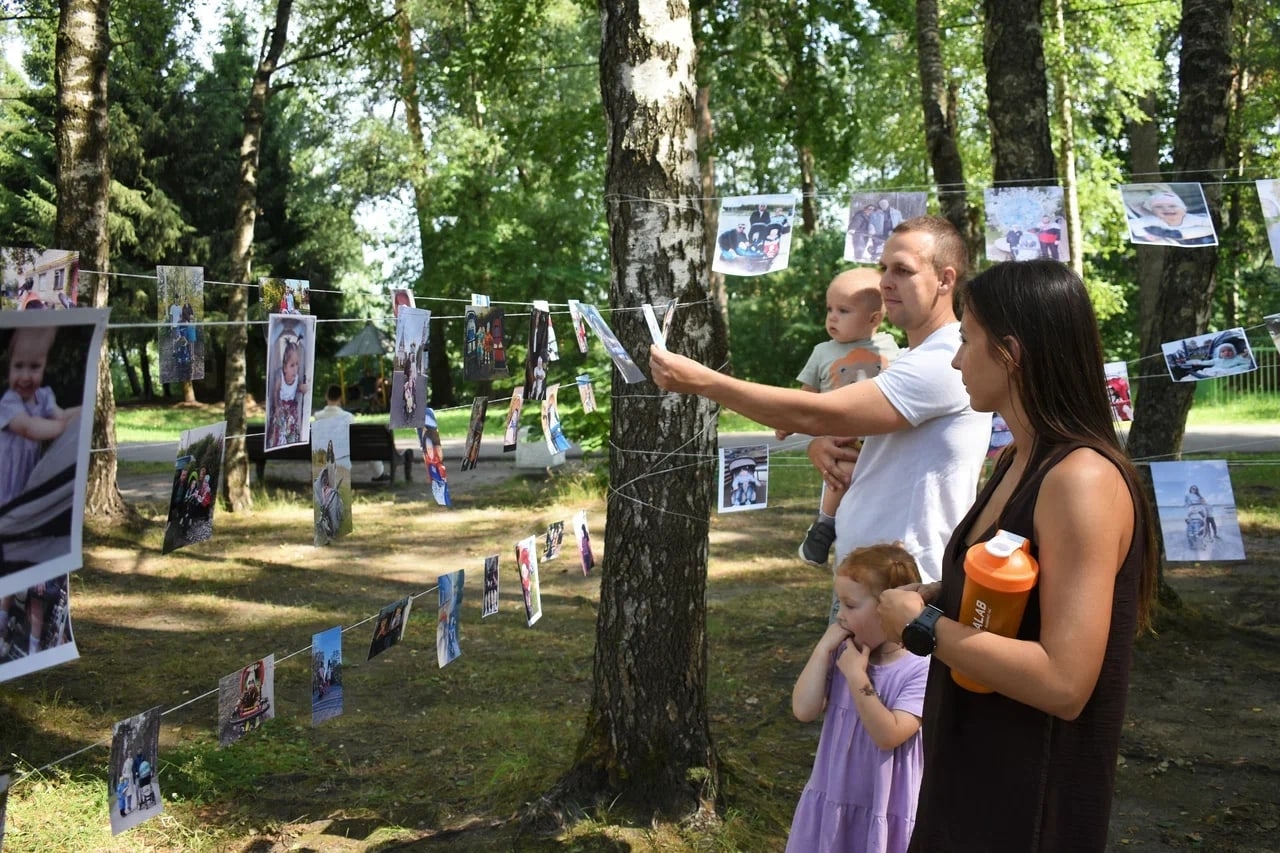 В парке Кинешмы прошла фотовыставка «Парад колясок», посвященная Дню семьи, любви и верности.