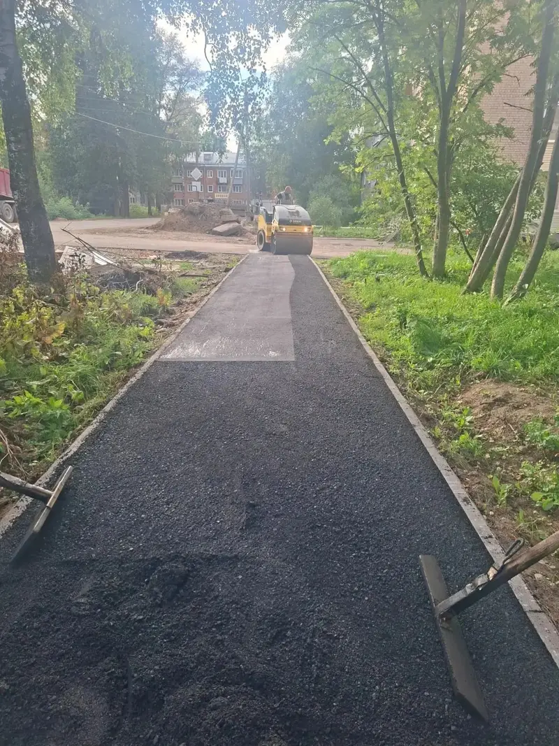 Тротуар на Володарского в Вичуге одевают в новый асфальт — фото 2 из 2