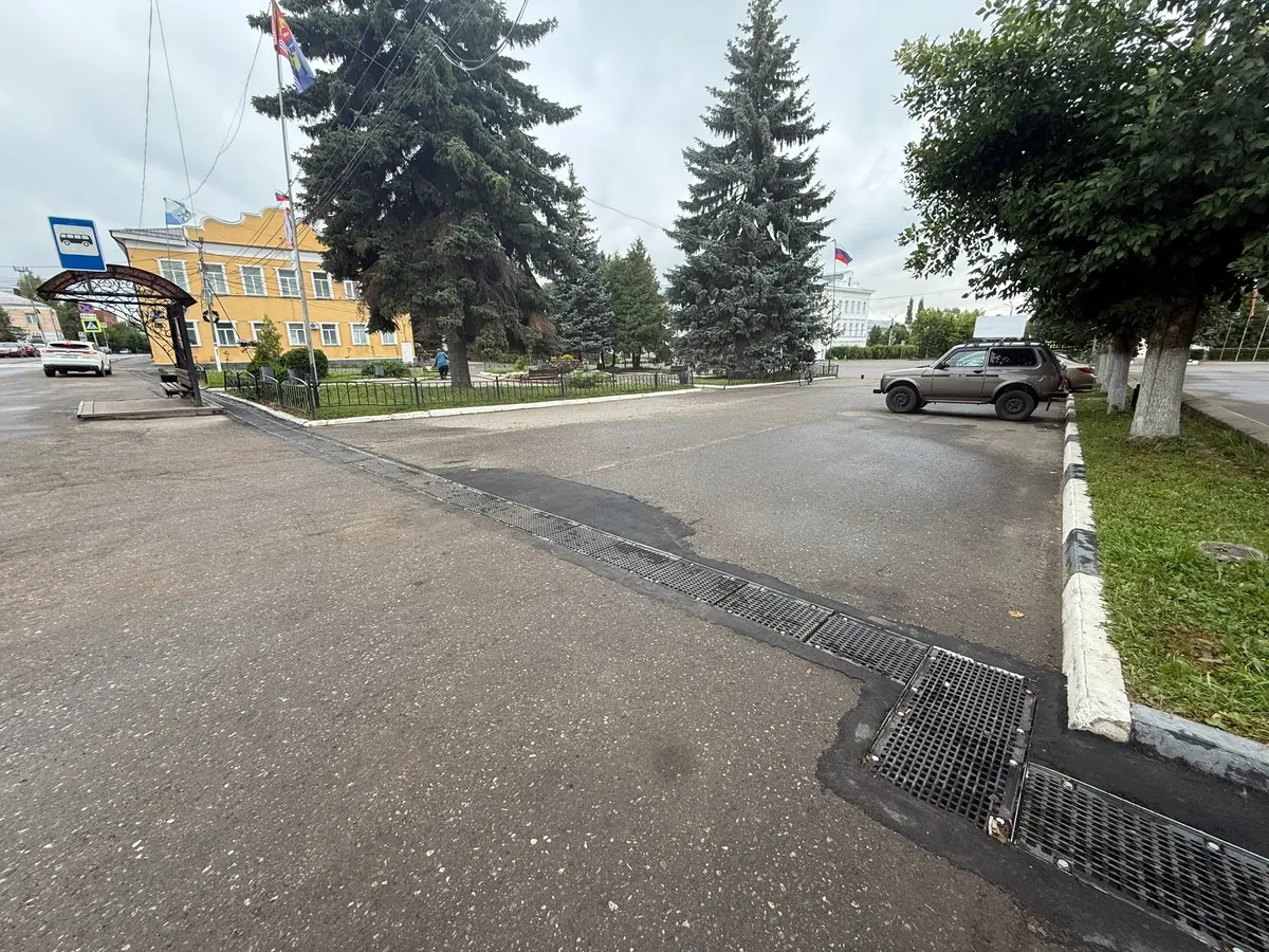 На площади Ленина в Родниках обновили водоотводные лотки