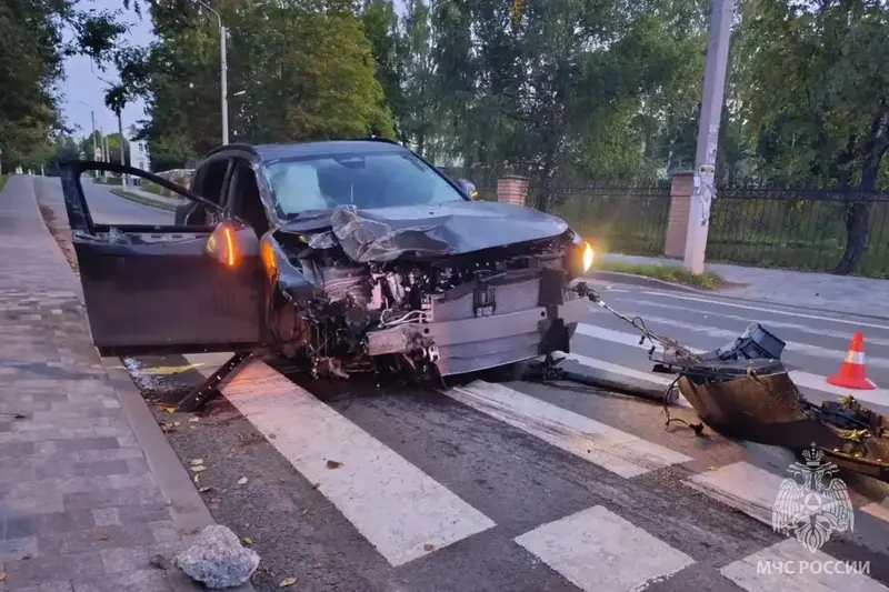 В Фурманове 20-летняя девушка за рулем влетела в столб — фото 1 из 4