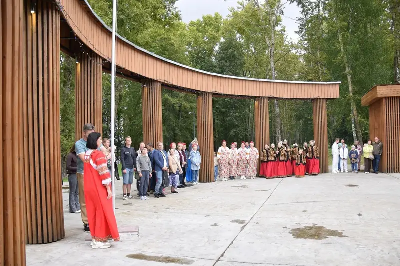 В Наволоках День флага отметили мемо-игрой и концертом в парке — фото 1 из 9