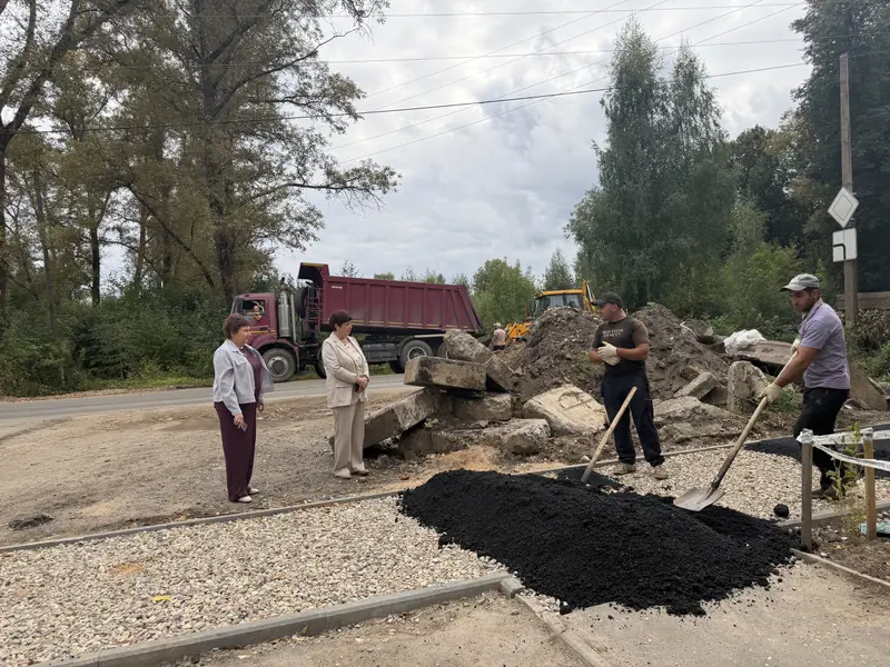 Тротуар на Володарского в Вичуге одевают в новый асфальт — фото 1 из 2