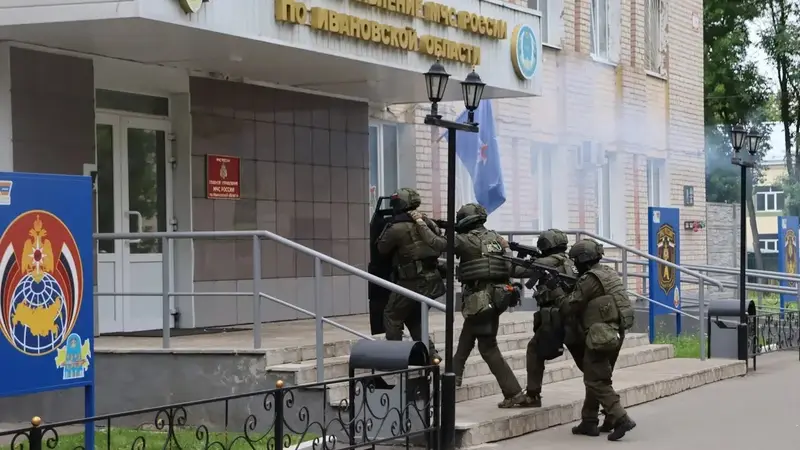 В Иванове спецназ взял штурмом здание МЧС — фото 1 из 5
