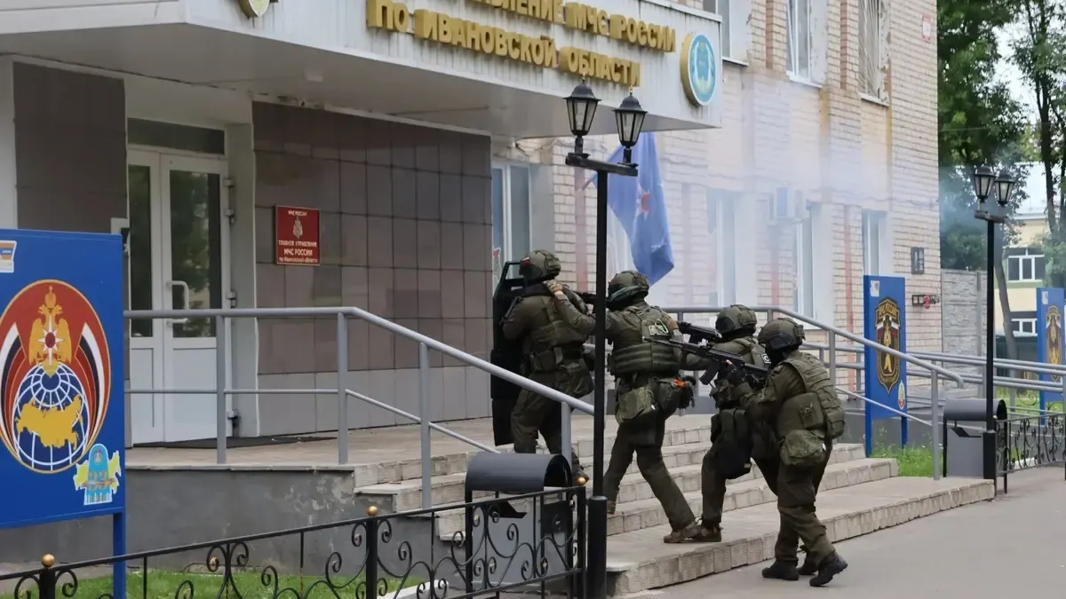 В Иванове спецназ взял штурмом здание МЧС — фото 1 из 5