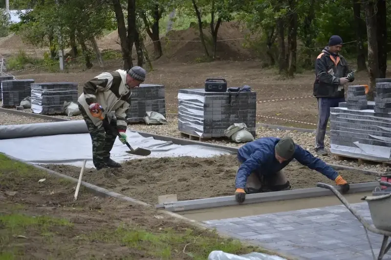 Набережную в ивановском Видном разоряют вандалы на мотоциклах — фото 1 из 5