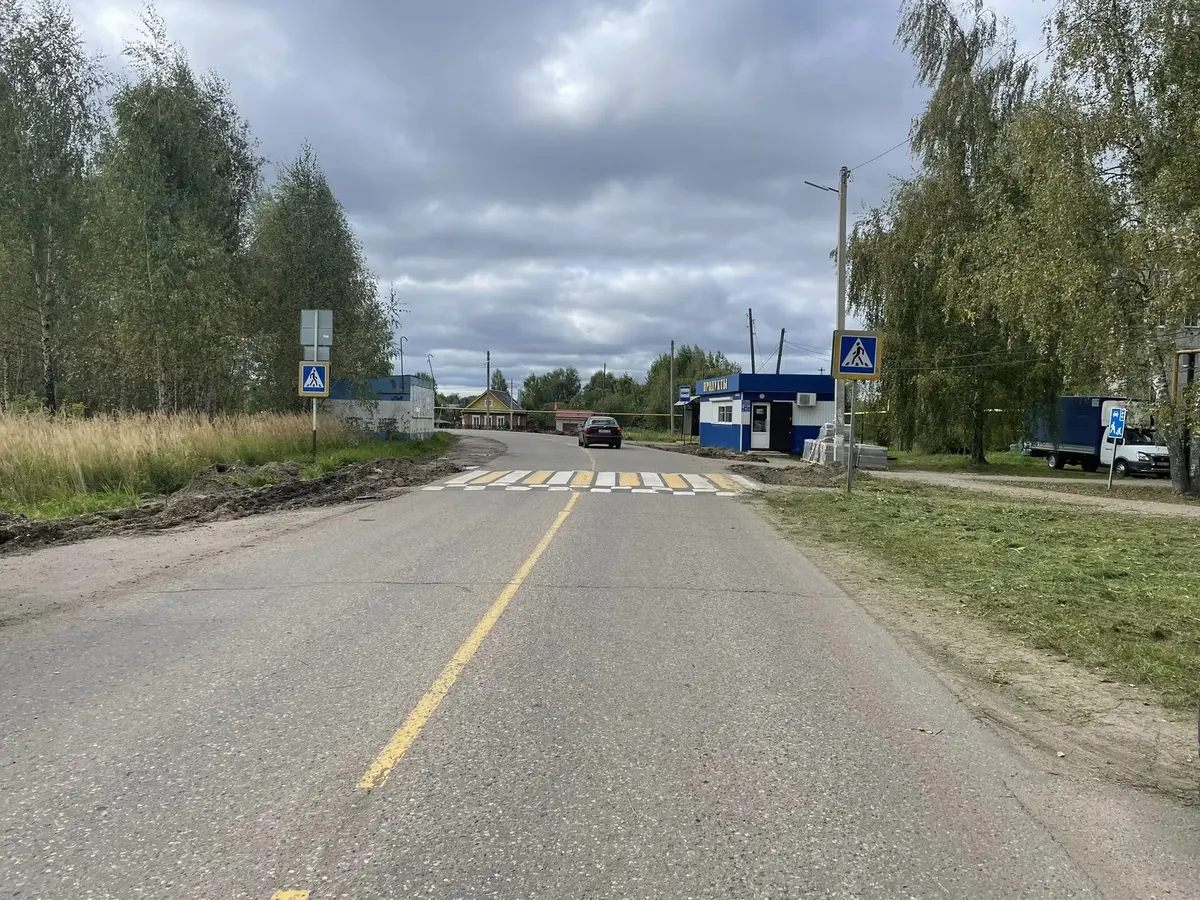 В Наволоках начали обустраивать тротуар, которого не было десятилетиями