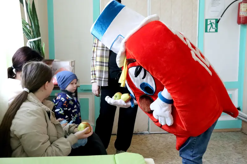 В Родниках детям в больнице раздали яблоки для здорового сердца — фото 2 из 7