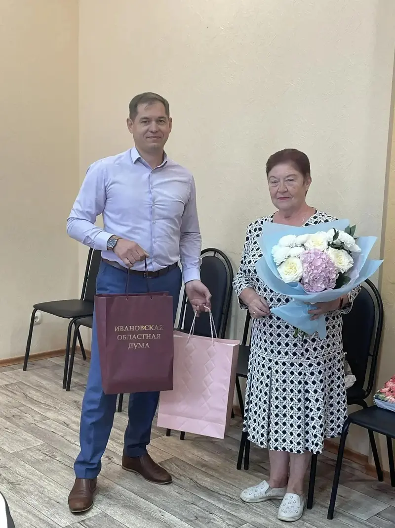 В Наволоках чествовали женщину, которая 27 лет руководила главным клубом — фото 1 из 4