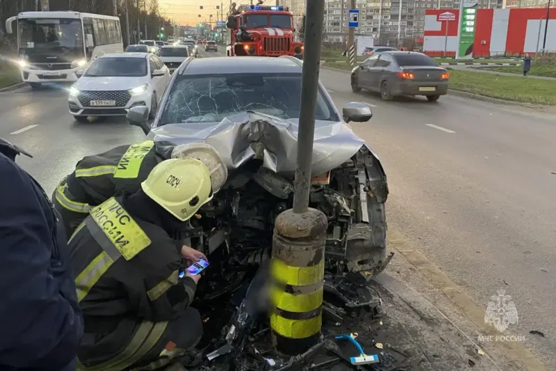 На Кохомском шоссе машина влетела в островок безопасности