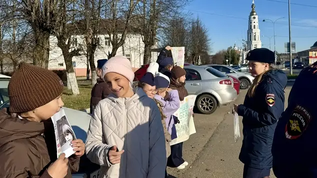 Школьники Лежнева сами останавливали машины — фото 3 из 8