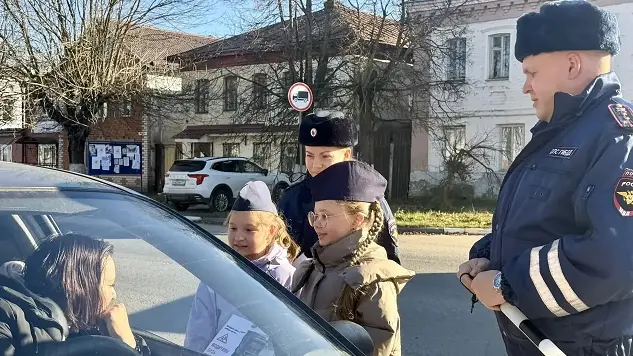 Школьники Лежнева сами останавливали машины — фото 6 из 8