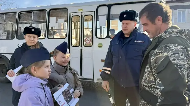 Школьники Лежнева сами останавливали машины — фото 5 из 8
