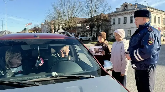 Школьники Лежнева сами останавливали машины — фото 4 из 8
