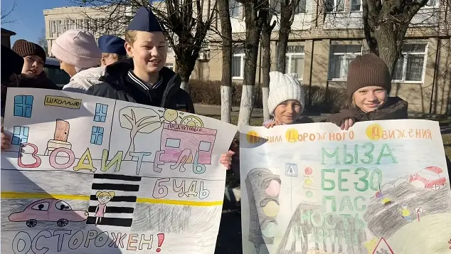Школьники Лежнева сами останавливали машины — фото 1 из 8