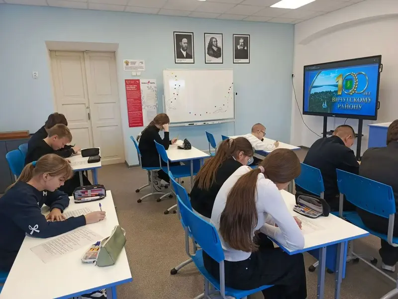 Школьники Вичуги написали диктант, посвящённый вековому юбилею муниципалитета — фото 2 из 4