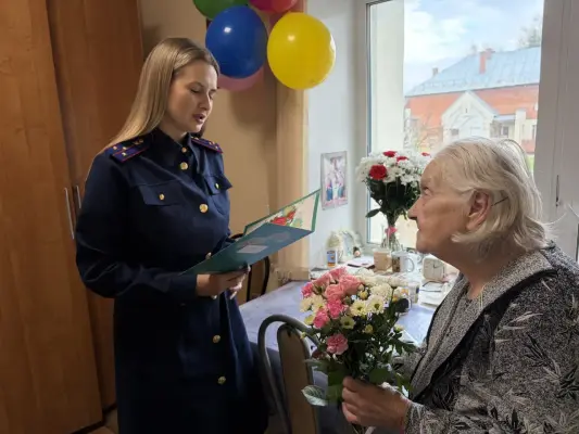 Следователи навестили 100-летнюю труженицу тыла — фото 1 из 2