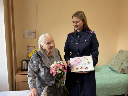 Следователи навестили 100-летнюю труженицу тыла — фото 2 из 2