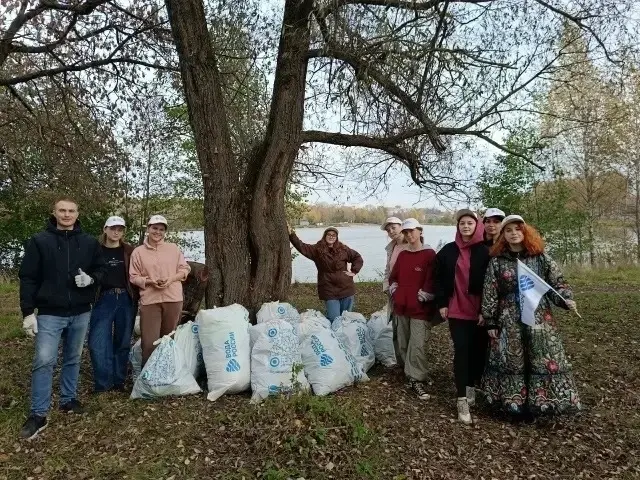 Студентки ИвГУ очистили берег Уводи в Иванове в парке Степанова — фото 3 из 7