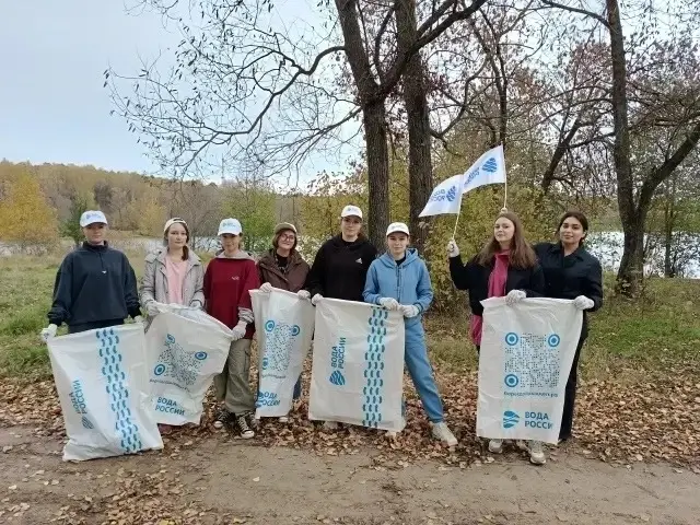 Студентки ИвГУ очистили берег Уводи в Иванове в парке Степанова — фото 1 из 7