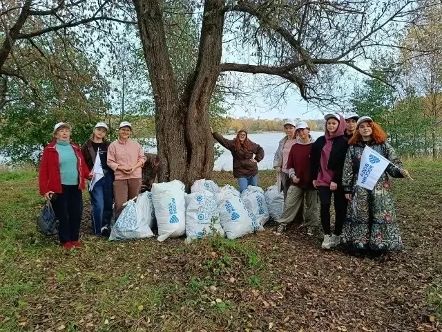 Студентки ИвГУ очистили берег Уводи в Иванове в парке Степанова