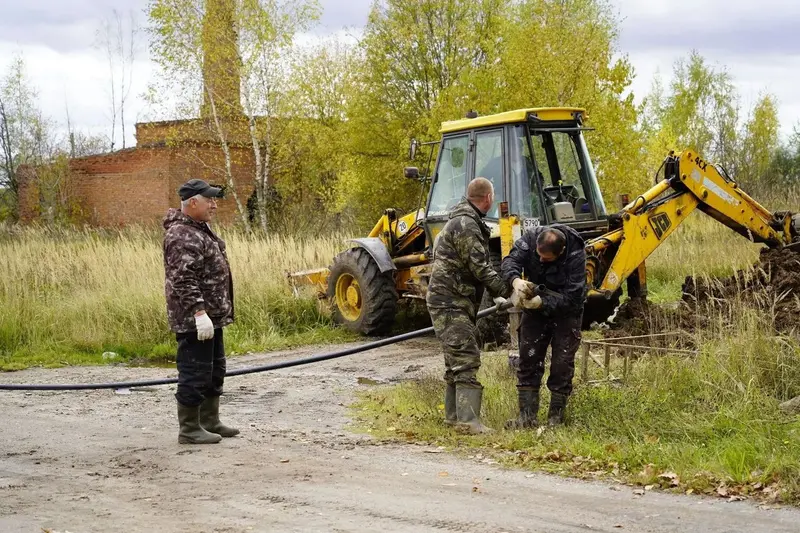 В Фурмановском районе латают трубы, чтобы зима прошла без аварий — фото 4 из 6