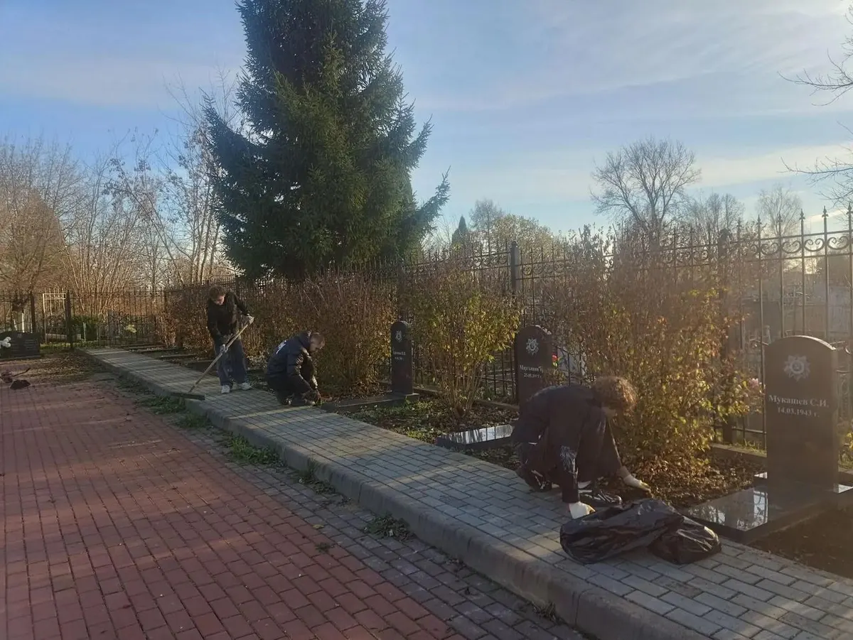 В Гавриловом Посаде молодёжь отмыла мемориалы Аллеи Славы
