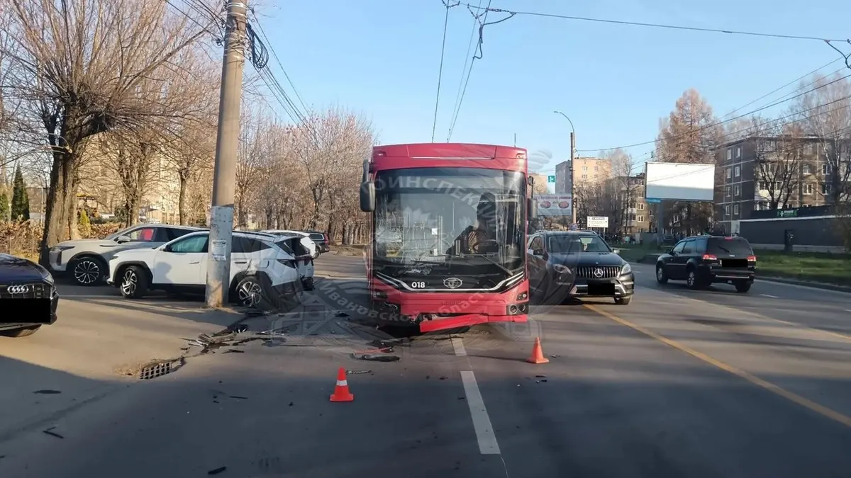 В Иванове женщина на Hyundai устроила тройное ДТП с троллейбусом