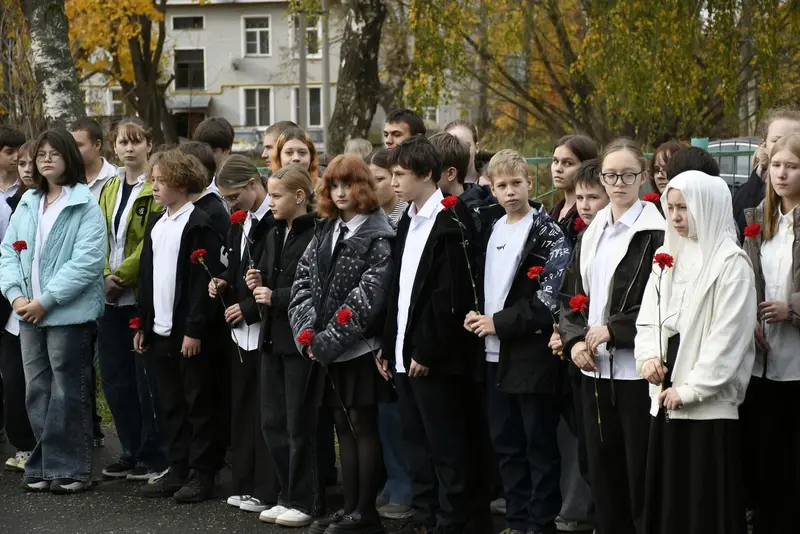 В Шуе в школе №11 открыли доску герою, погибшему в марте  — фото 3 из 8