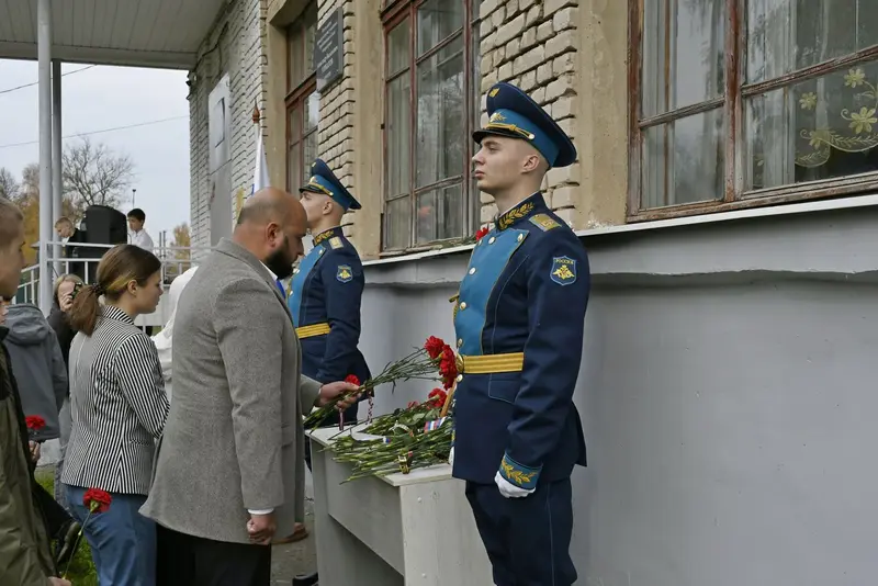 В Шуе в школе №11 открыли доску герою, погибшему в марте  — фото 8 из 8