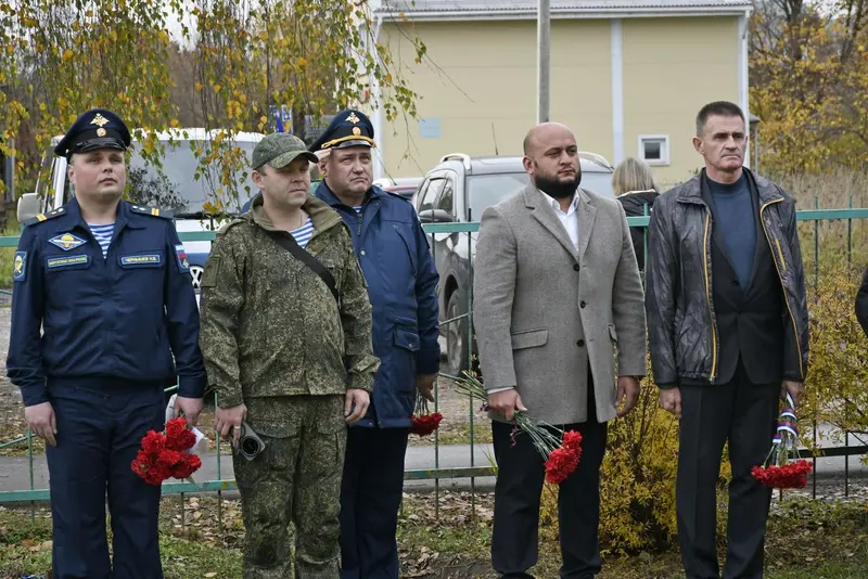В Шуе в школе №11 открыли доску герою, погибшему в марте  — фото 1 из 8