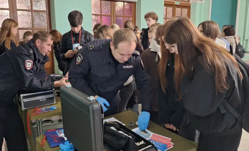 В Вичуге школьникам дали посидеть за рулём полицейских машин — фото 3 из 9
