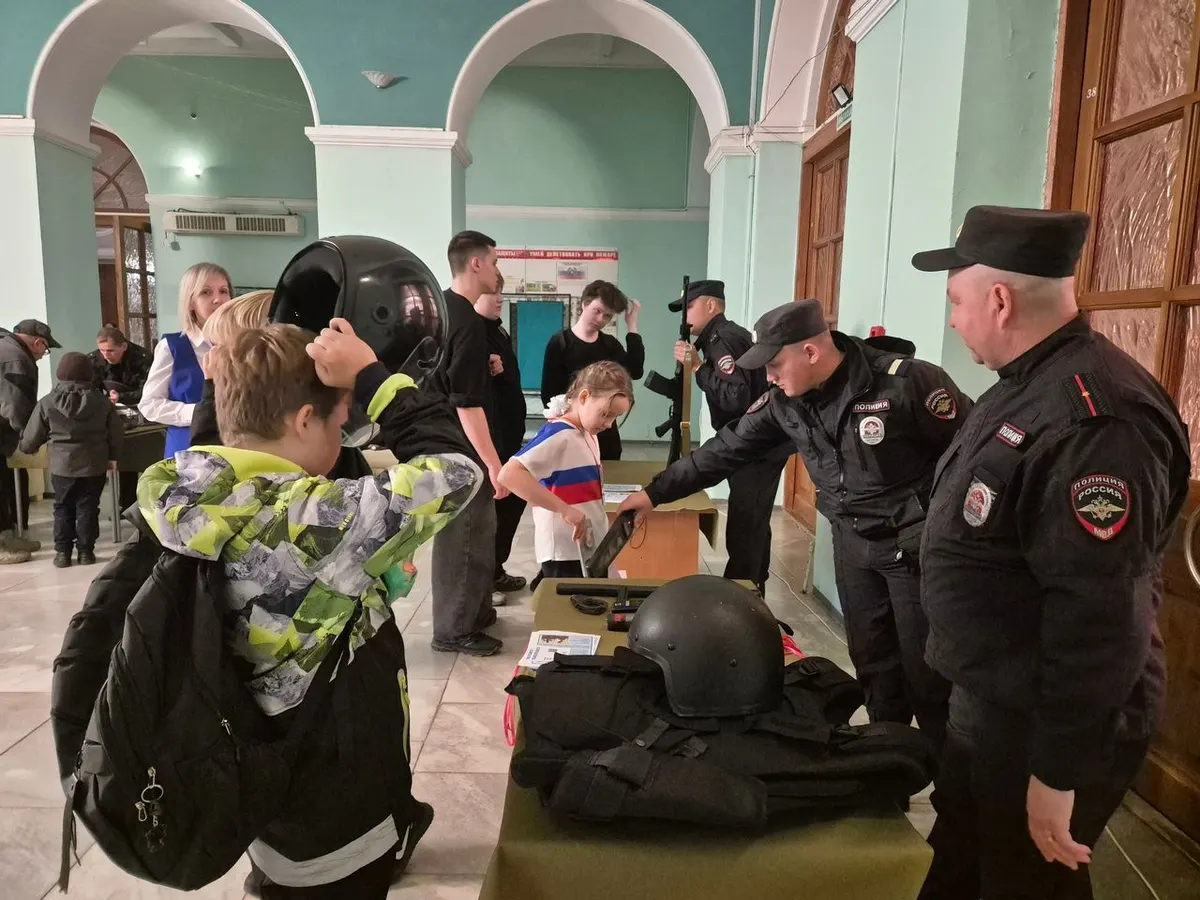 В Вичуге школьникам дали посидеть за рулём полицейских машин