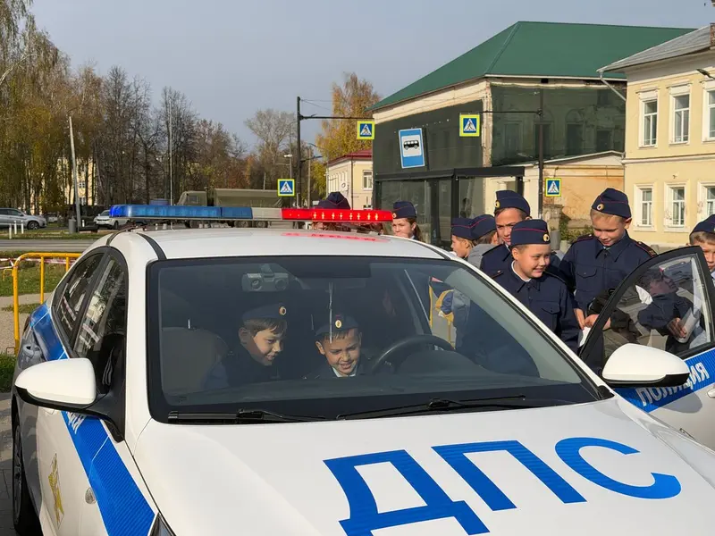 В Вичуге школьникам дали посидеть за рулём полицейских машин — фото 1 из 9